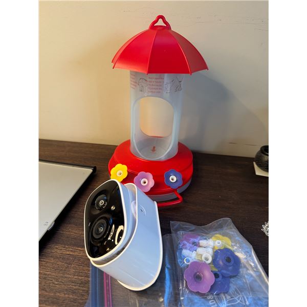 Hummingbird feeder with camera