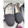 Image 1 : Wishcaion foam slippers size 10