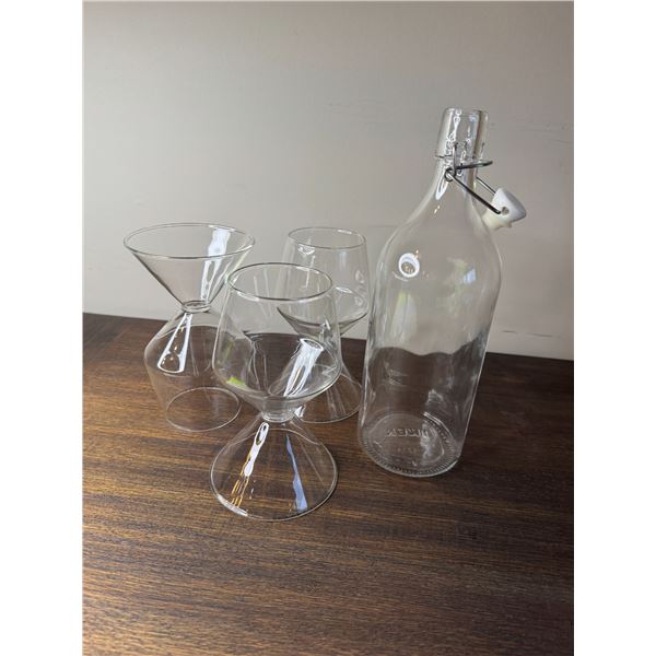 Multipurpose glasses, red wine, or martini and corked bottle