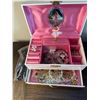 Image 2 : Musical vintage jewelry box and contents