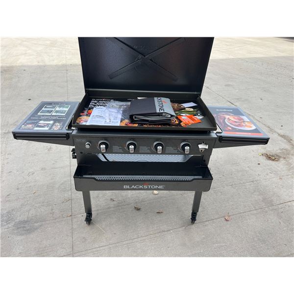 36" Blackstone Griddle with Hood / Folding Shelves & Cover - see all photos