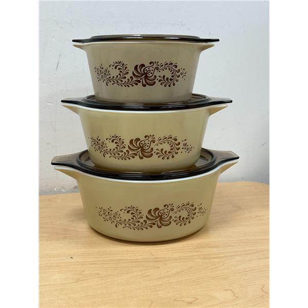 3 Pyrex Homestead Round Casseroles with Lids - Largest 2.5L