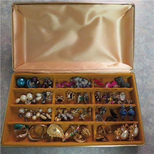 Beautiful Vintage MELE Jewellery box containing 40 pairs of pierced earrings