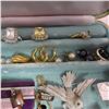 Image 6 : Very nice vintage FERRINGTON USA jewellery box with Jewelry - see description and photos