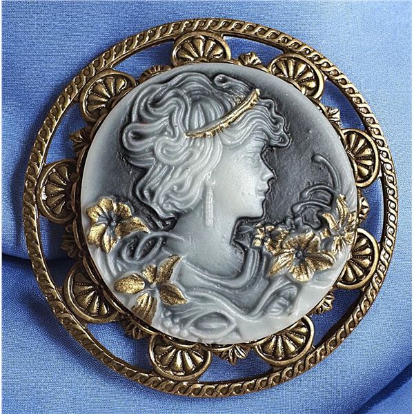 A division one pictorial female button.