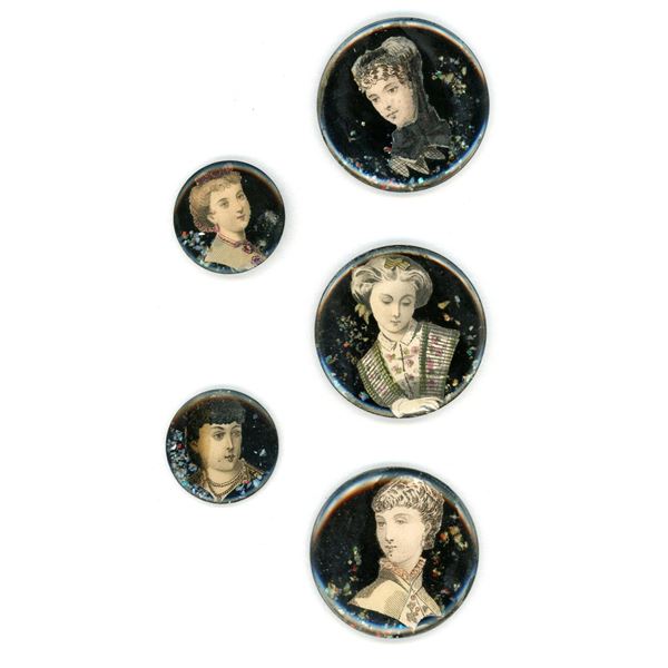 A small card of Div 3 studio artist pictorial buttons