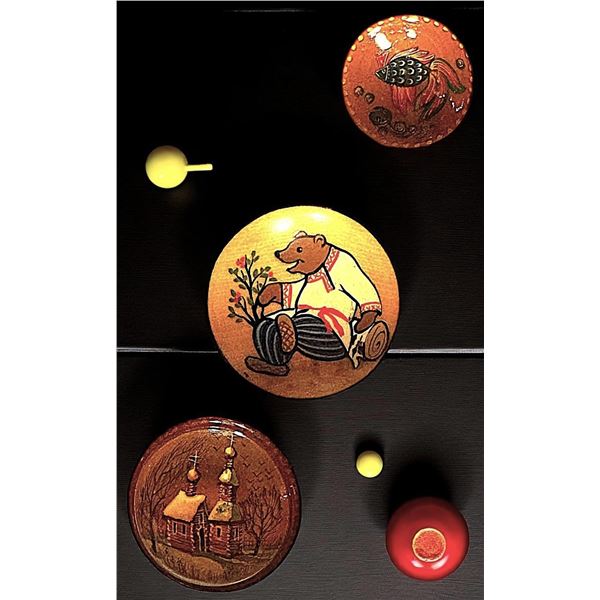 A small card of Russian pictorial buttons
