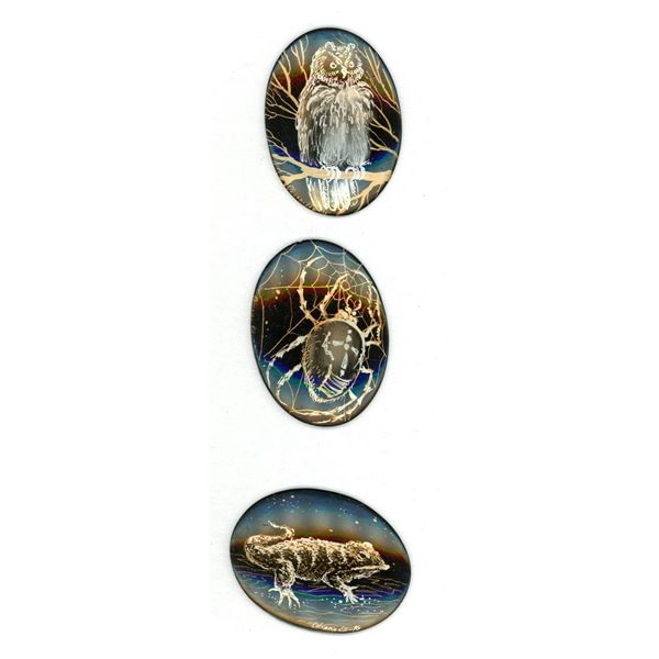 A small card of division three lacquer buttons