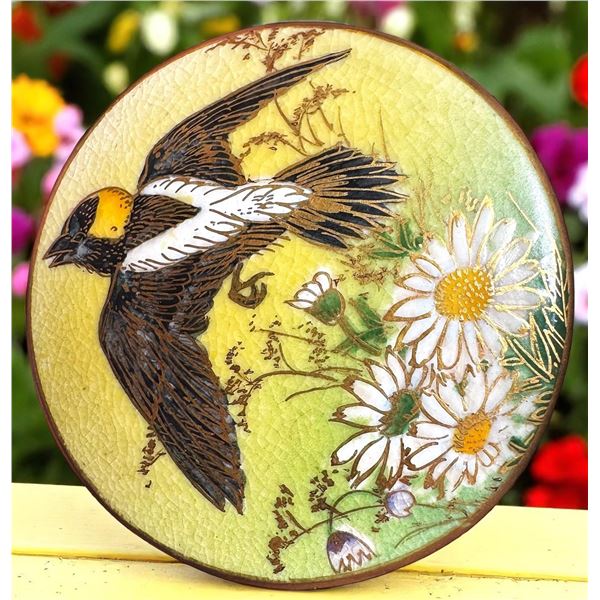 A wonderful division three Japanese Satsuma button