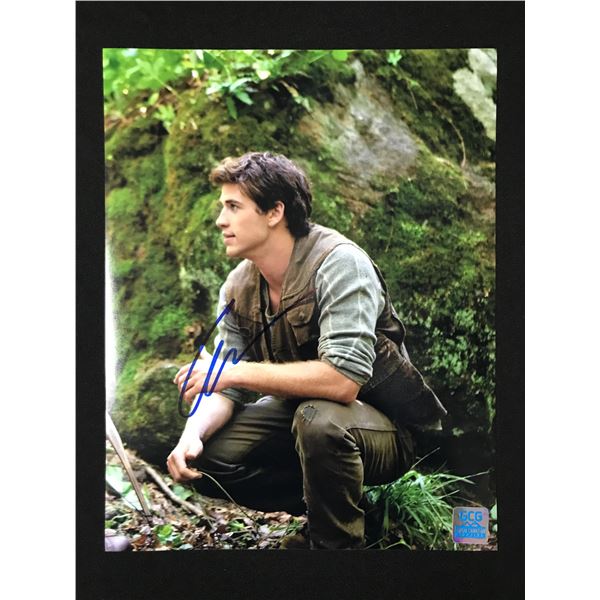 LIAM HEMSWORTH SIGNED THE HUNGER GAMES 11 X 14 - GCG COA