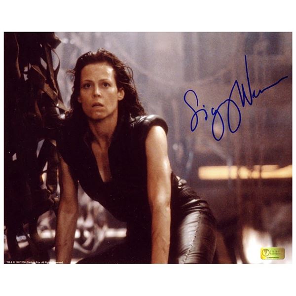 SIGOURNEY WEAVER SIGNED ALIENS 8X10 - CELEBRITY AUTHENTICS COA