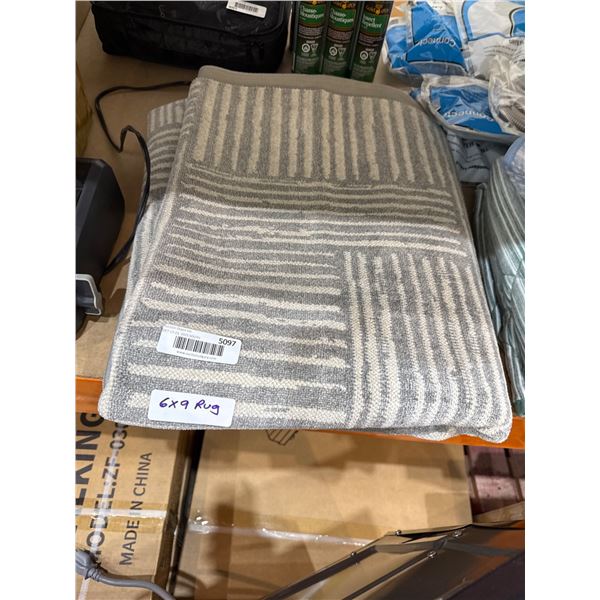 6×9 Rug with Striped Pattern in Gray and White