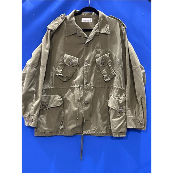 Military-Style Olive Green Jacket with Multiple Pockets and Drawstring Waist
