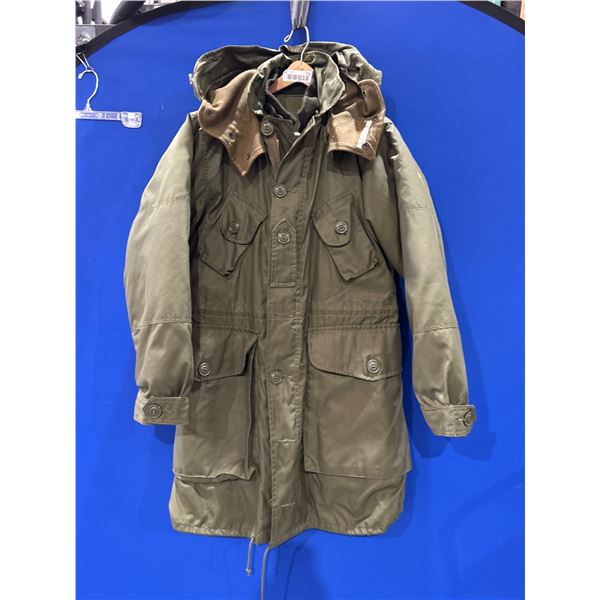Military-Style Green Parka With Hood and Button Closure