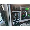 Image 16 : 2014 KENWORTH T800 TRI/A SLEEPER TRUCK TRACTOR