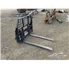 Image 2 : JOHN DEERE 4 FT. SKID STEER PALLET FORKS