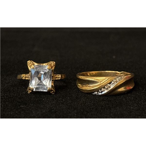 APPROX 10K MENS WEDDING RING SET WITH DIAMOND & APPROX 10K LADIES RING SET WITH BLUE STONE (4.6G