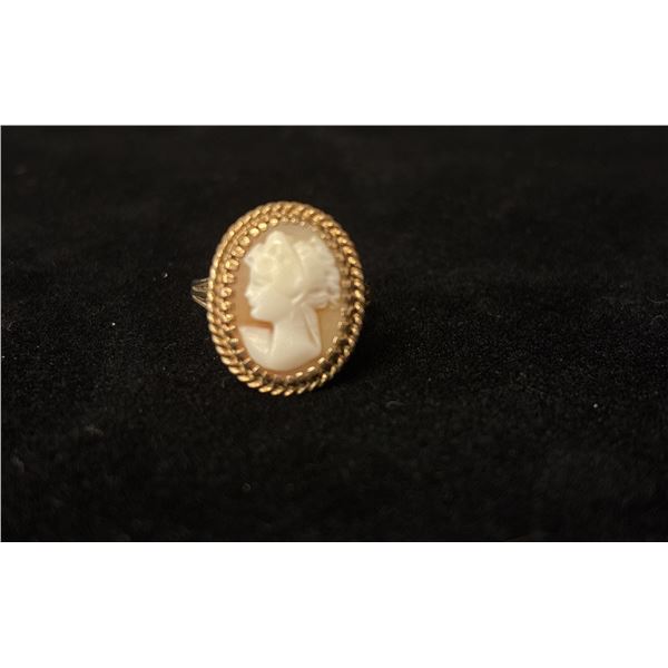APPROX 10K LADIES RING SET WITH SHELL CAMEO (4.8G)