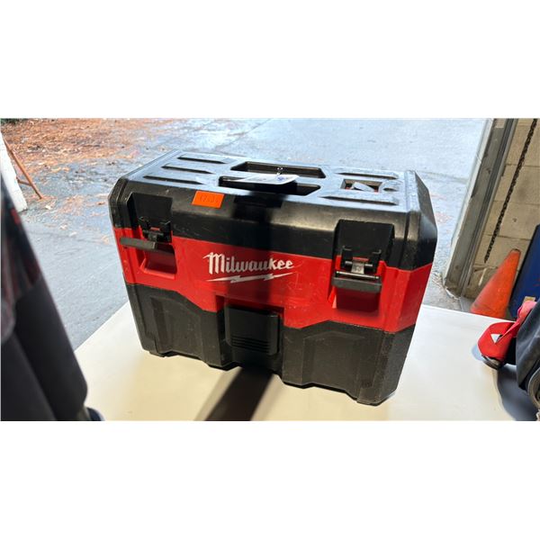 MILWAUKEE M18 CORDLESS JOB SITE 2 GAL WET / DRY VACUUM WITH BATTERY