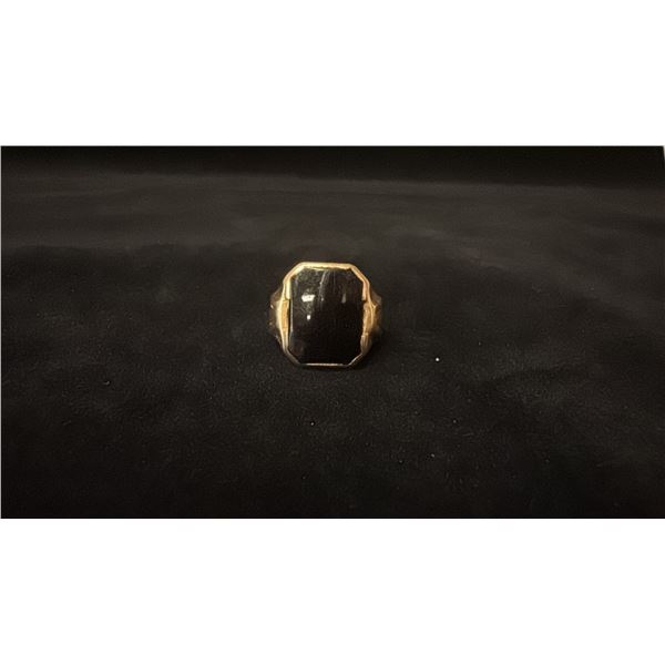 APPROX 10K MENS PINKY RING SET WITH ONYX (5.9G)
