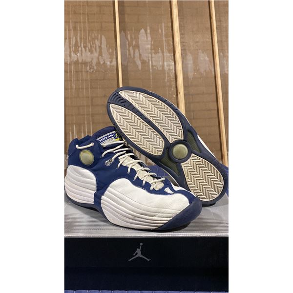 PAIR OF NIKE JORDAN JUMPMAN TEAM 1 SIZE M10.5 *AUTHENTICITY UNKNOWN*