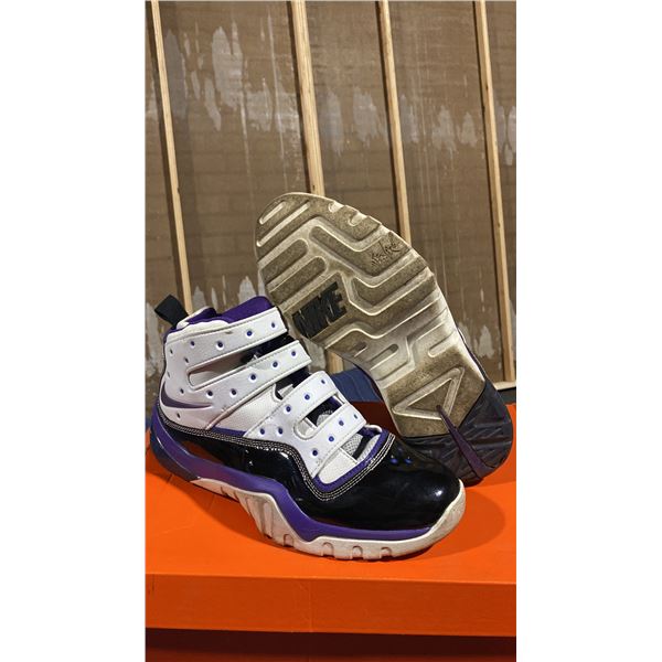 PAIR OF NIKE ZOOM SHARKLEY SIZE M9.5 *AUTHENTICITY UNKNOWN*