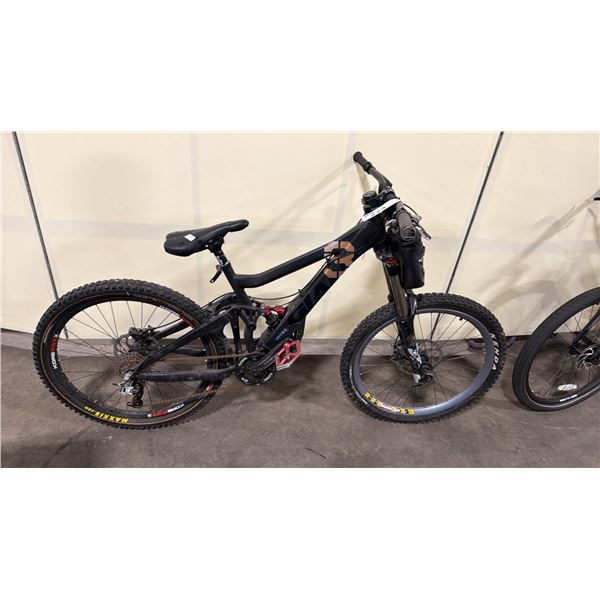 GIANT BLACK 9 SPEED FULL SUSPENSION DOWNHILL MOUNTAIN BIKE WITH FULL DISC BRAKES