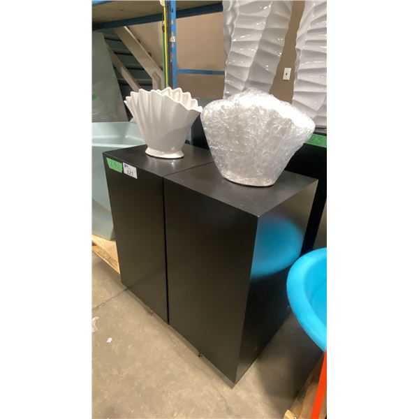 2 BLACK WOODEN PEDESTALS WITH LARGE GLOSS WHITE SHELL VASE