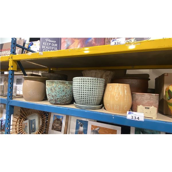 SHELF OF ASSORTED PLANT POTS & FLOWER VASE