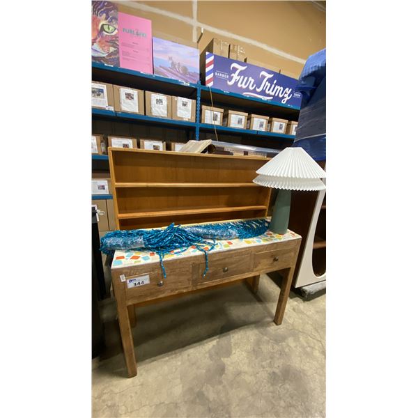 MULTI-COLOURED TILE TOP 3 DRAWER NATURAL WOOD HALLWAY TABLE WITH BEADED CURTAIN, LAMP &