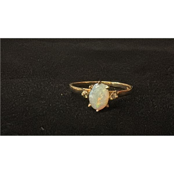 APPROX 10K LADIES RING SET WITH OPAL & DIAMONDS (1.3G)