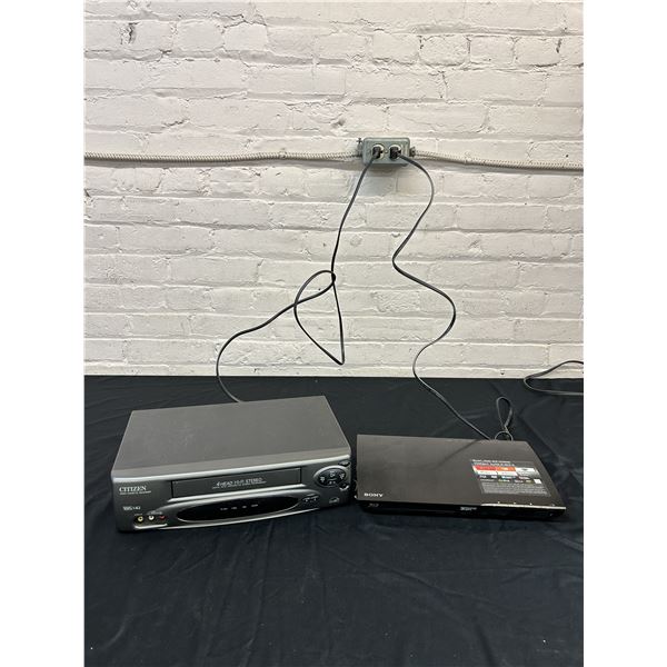 Lot of 2 DVD Player and VCR / VHS Player