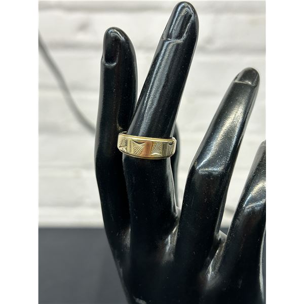 10k Gold Band approx 4grams Size 6.5