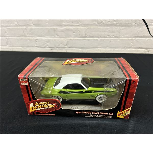Johnny Lightning 1970 Dodge Challenger T/A 1:24 WHITE LIGHTNING Green 340
