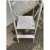 Image 2 : 4 Foot Aluminum 2 Step Ladder With Paint Tray