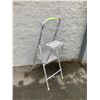 Image 4 : 4 Foot Aluminum 2 Step Ladder With Paint Tray