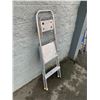 Image 7 : 4 Foot Aluminum 2 Step Ladder With Paint Tray