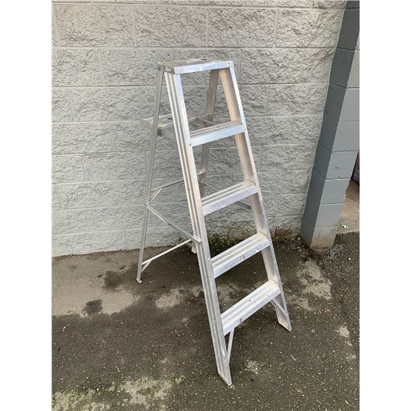 5 Foot Aluminum Step Ladder With Paint Tray