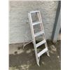 Image 1 : 5 Foot Aluminum Step Ladder With Paint Tray