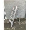 Image 3 : 5 Foot Aluminum Step Ladder With Paint Tray