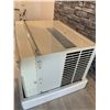 Image 13 : MAYTAG 5000BTU Window Air Conditioner