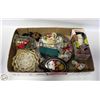 Image 1 : FLAT OF COLLECTIBLES