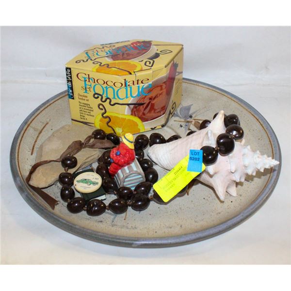 POTTERY TRAY + CONCH SHELL + WOODEN