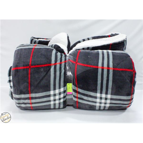 ROOTS 3PC COMFORTER KING SIZED