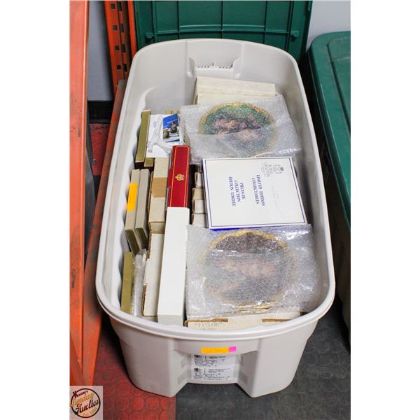 TOTE FULL OF DECORATIVE PLATES VARIOUS THEMES