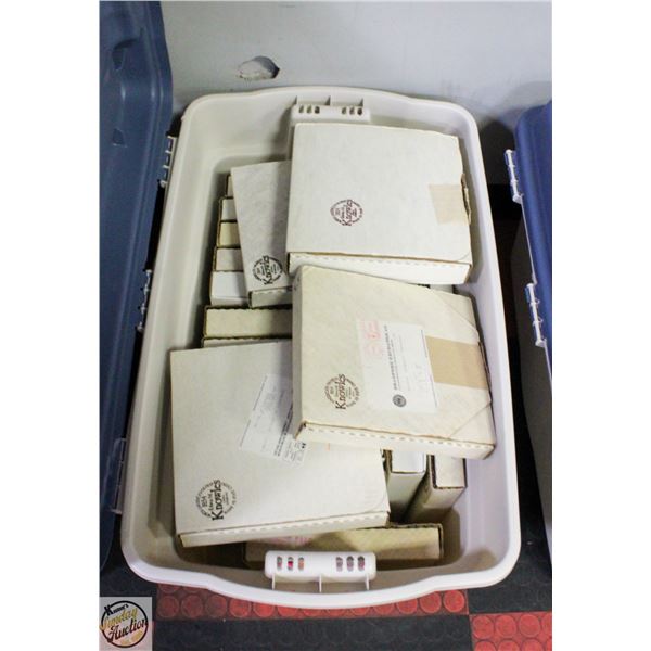 TOTE FULL OF DECORATIVE PLATES VARIOUS THEMES