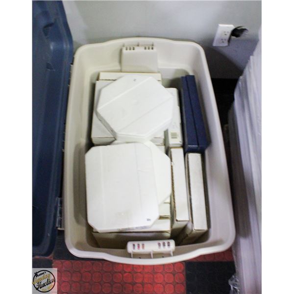 TOTE FULL OF DECORATIVE PLATES VARIOUS THEMES