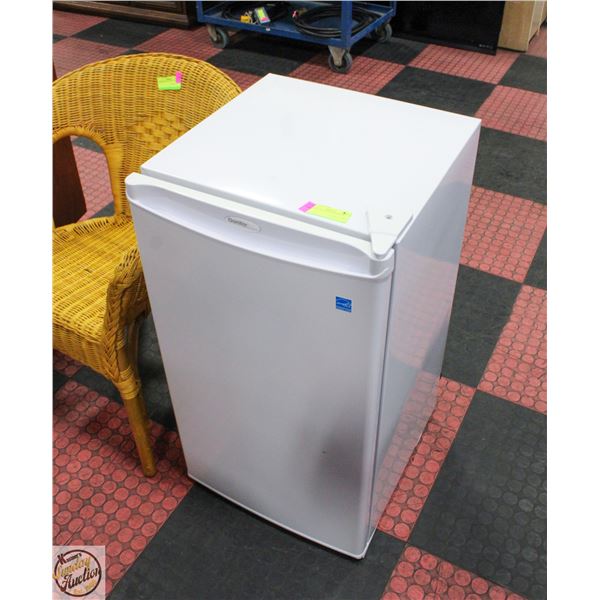 DANBY DESIGNER MINI FRIDGE H-32.5" W-18.5" L-17.5"