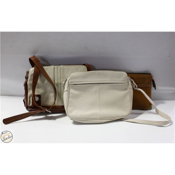 FLAT WITH 3 PURSES