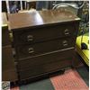 Image 1 : VINTAGE 4 DRAWER DRESSER 32 X 17.5 X 37.5"